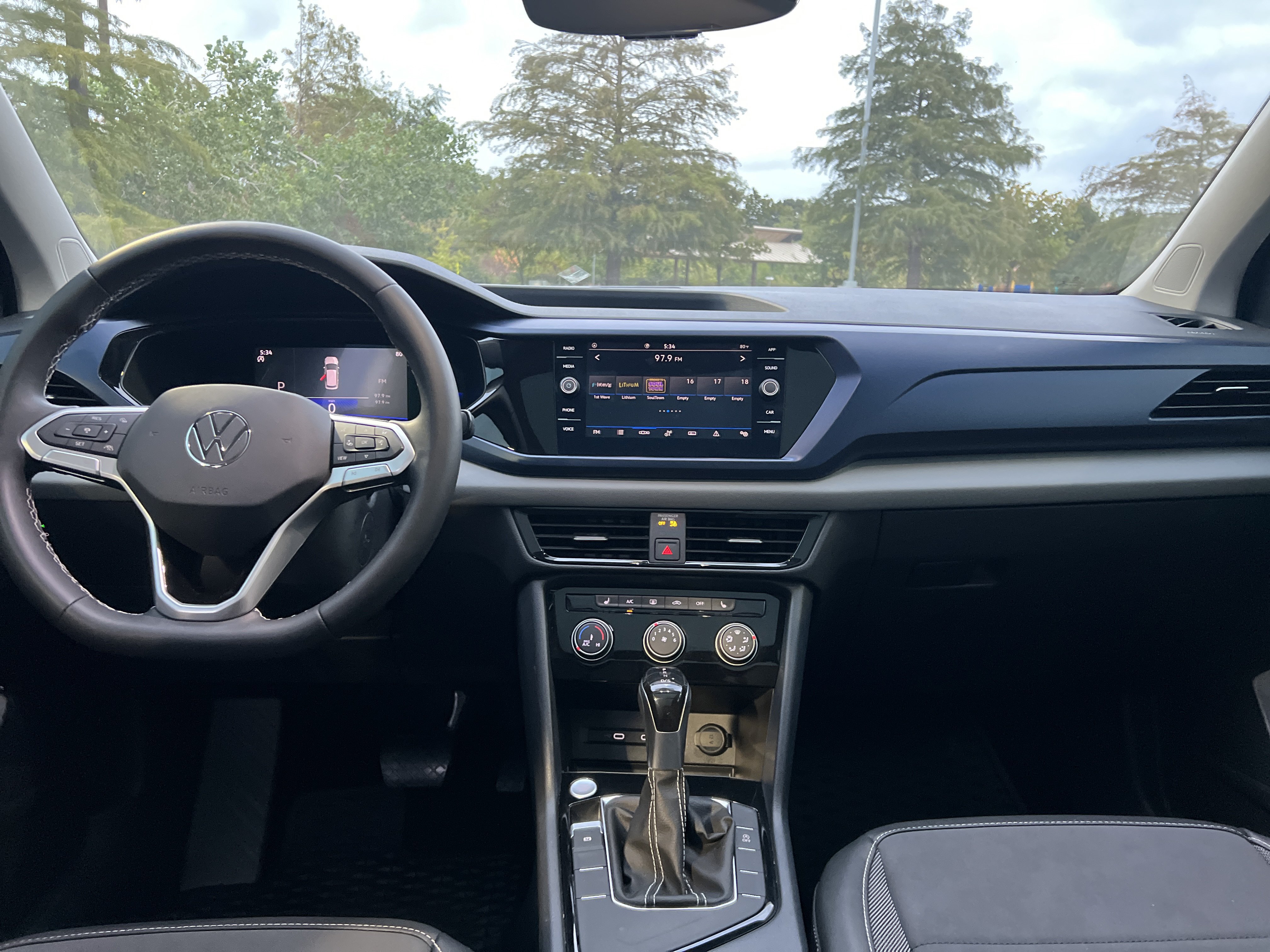 Used 2023 Volkswagen Taos SE w/ Panoramic Sunroof Package FWD image 24