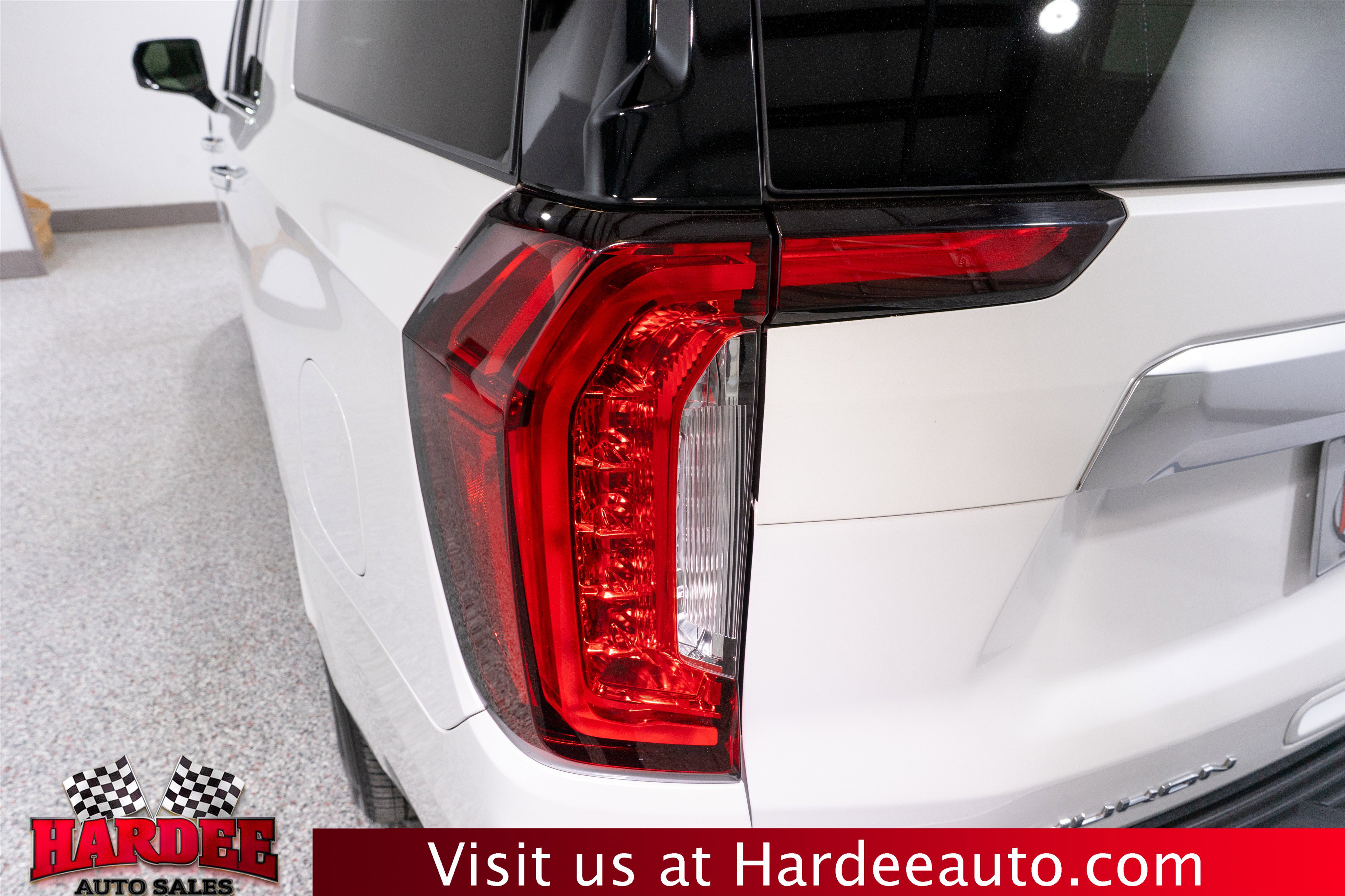 Used 2022 GMC Yukon XL Denali w/ Denali Premium Package image 9