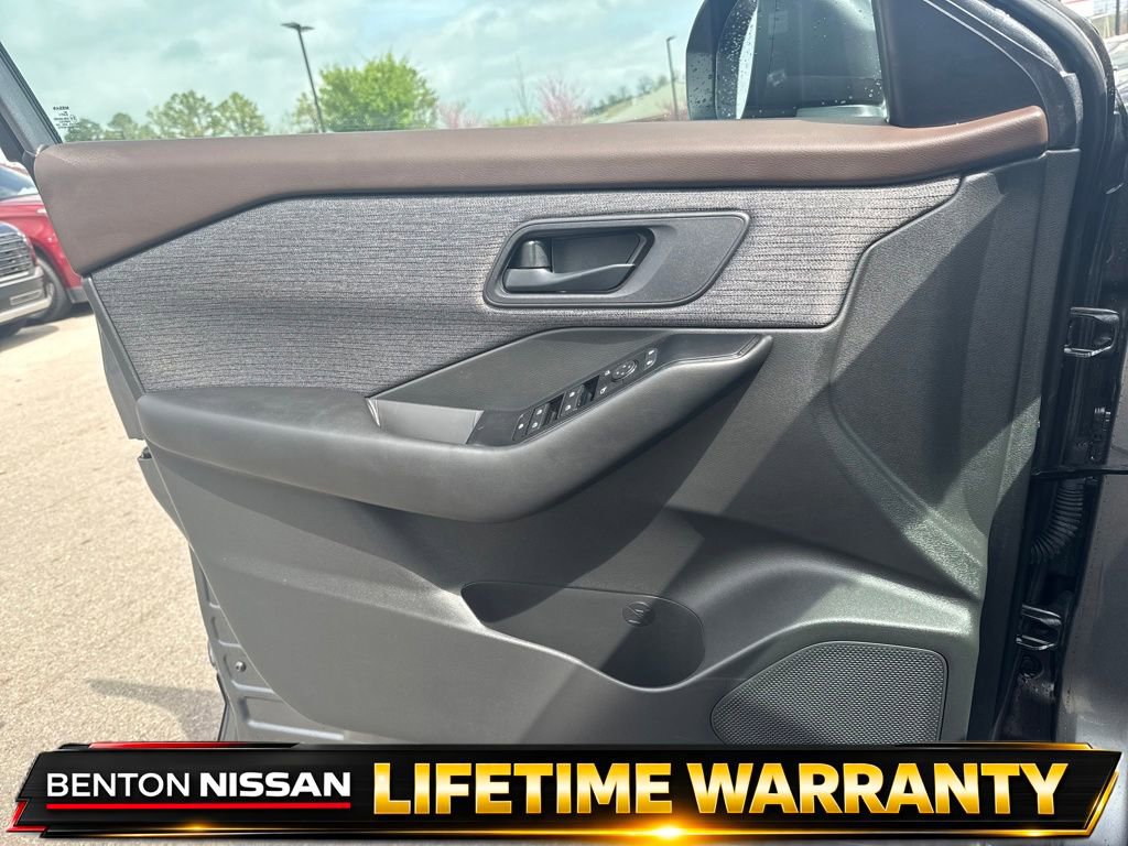 Used 2023 Nissan Rogue S image 11