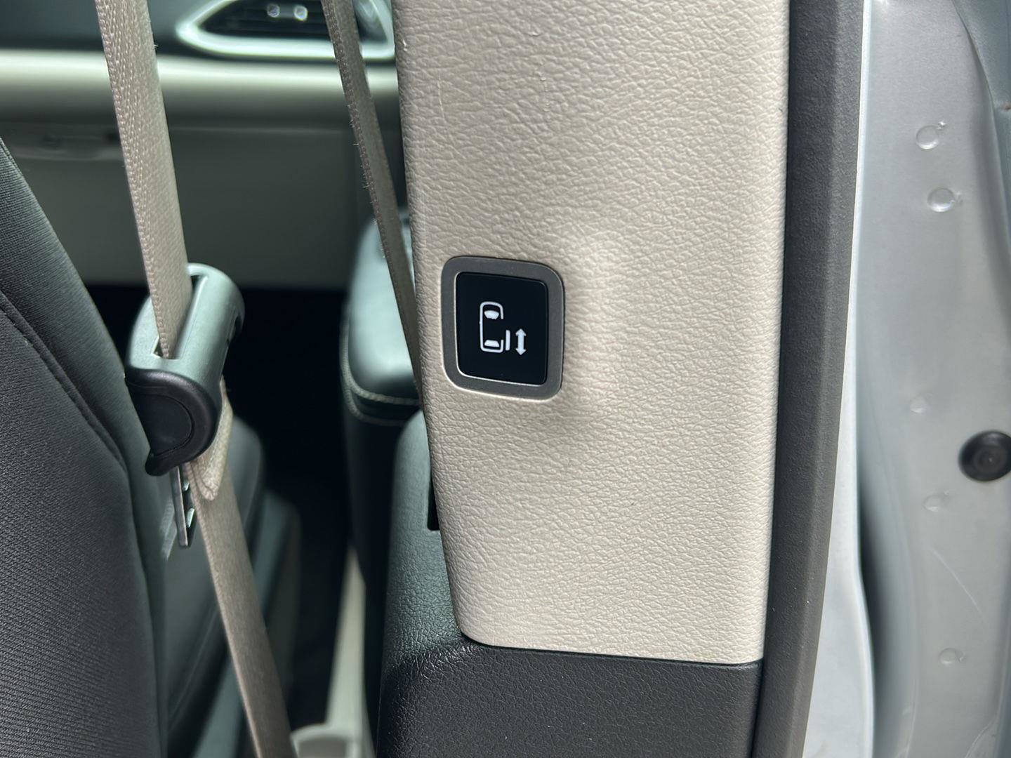 Used 2023 Chrysler Voyager LX image 11