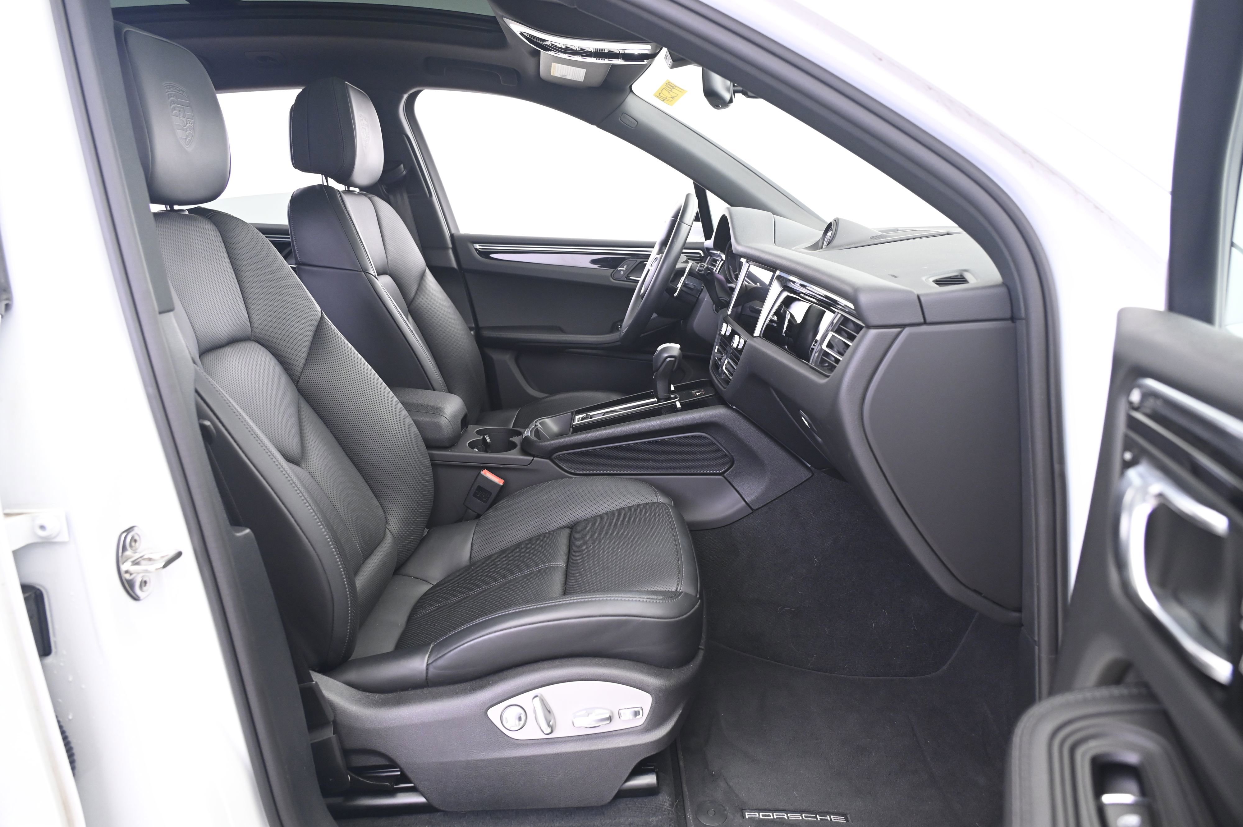 Certified 2024 Porsche Macan S AWD/4WD image 23