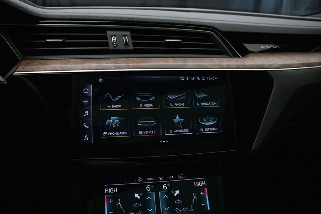 Used 2022 Audi e-tron Premium Plus w/ Premium Plus Package image 35