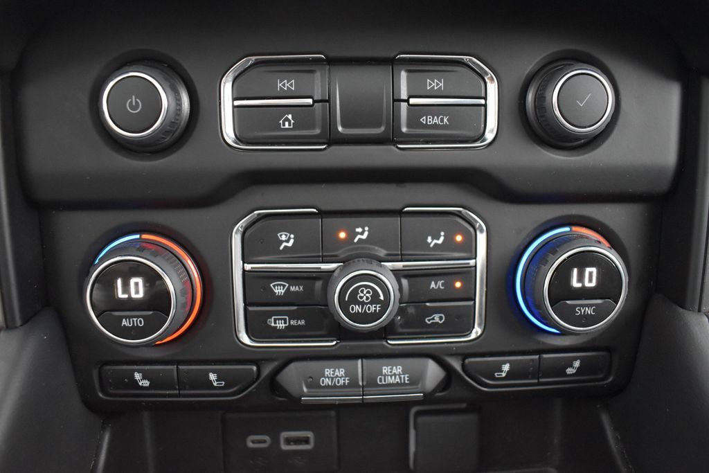 Used 2023 Chevrolet Suburban RST w/ Luxury Package AWD/4WD image 18