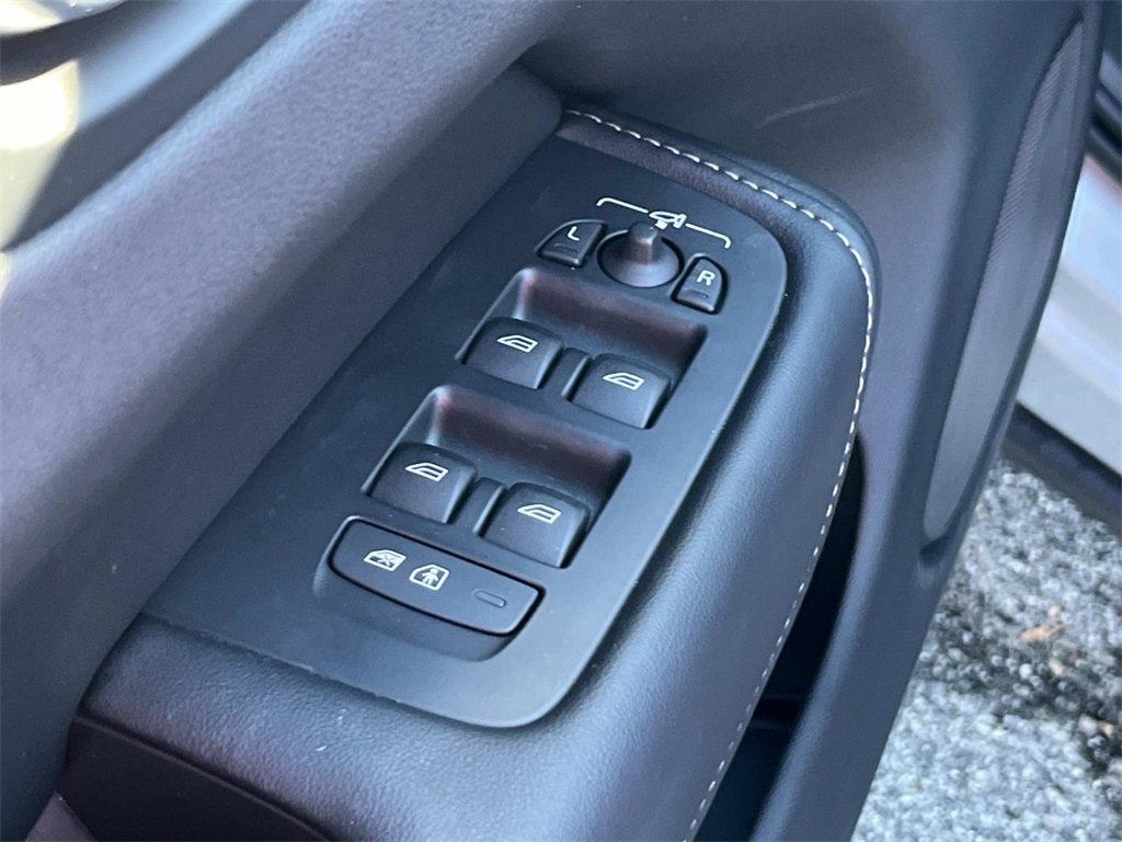 Used 2023 Volvo XC60 B5 Ultimate image 25