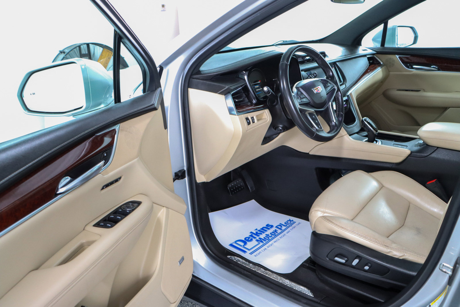 Used 2018 Cadillac XT5 Luxury w/ Driver Awareness Package image 3