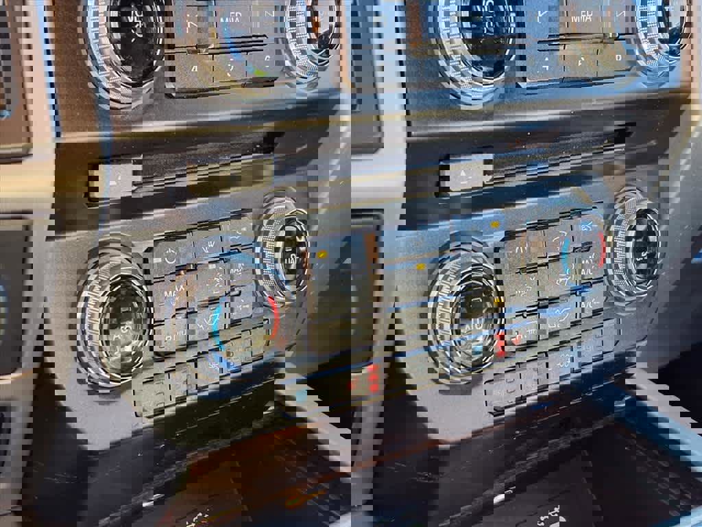 Used 2016 Ford F150 Platinum w/ Equipment Group 701A Luxury image 19