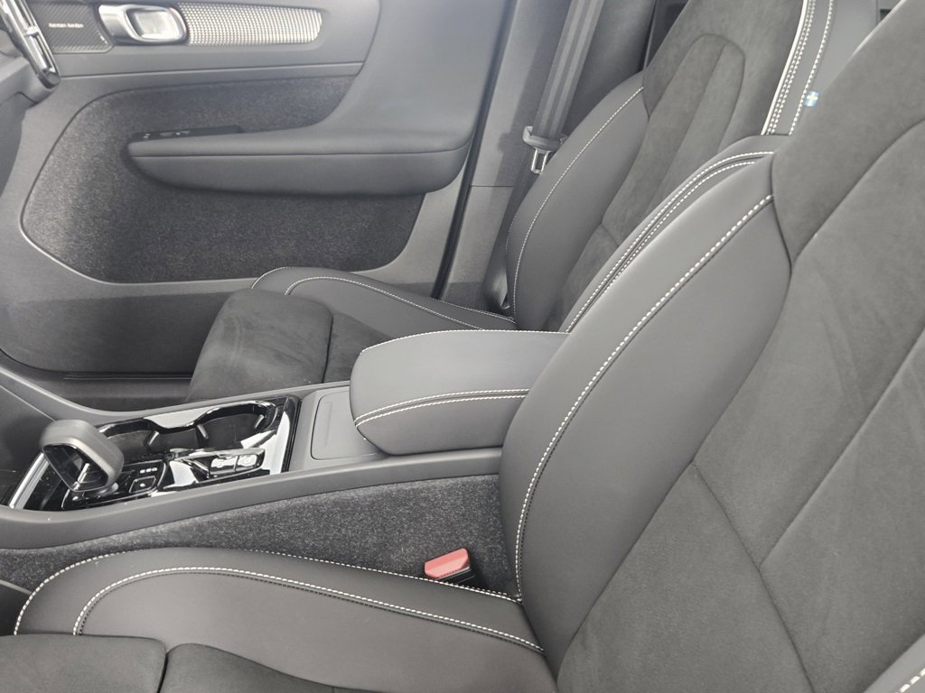 Certified 2023 Volvo XC40 B5 Ultimate w/ Climate Package image 16