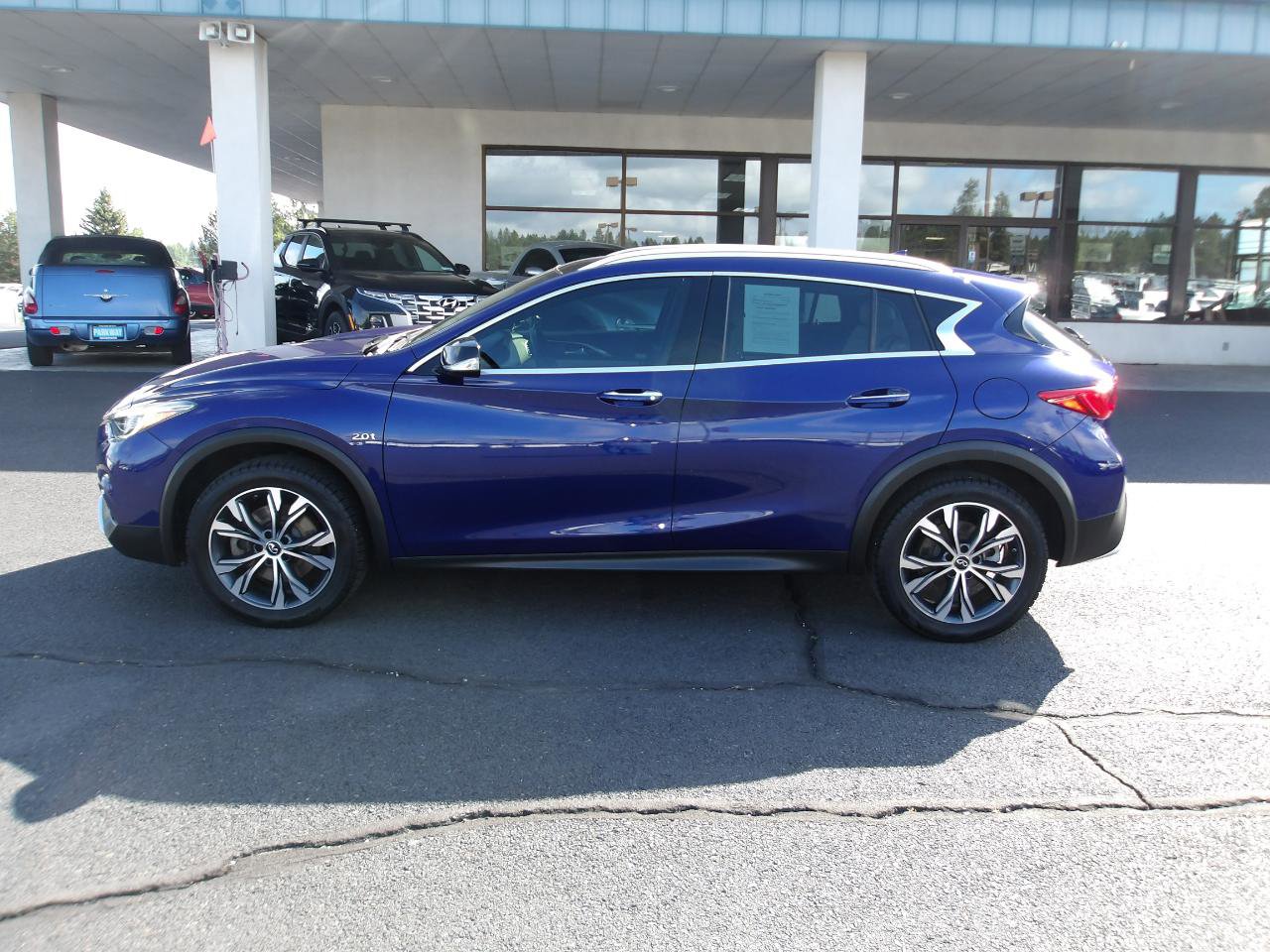 Used 2017 INFINITI QX30 Premium w/ Navigation Package AWD/4WD image 2