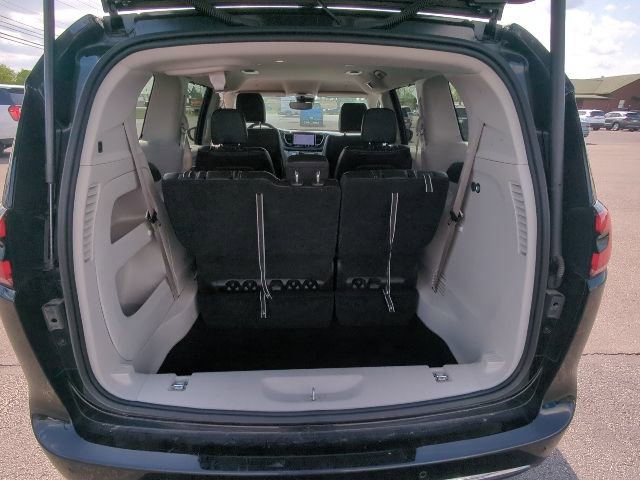 Used 2024 Chrysler Pacifica Touring-L FWD image 33