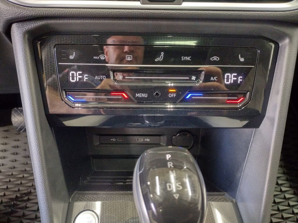 New 2025 Volkswagen Taos SE image 32