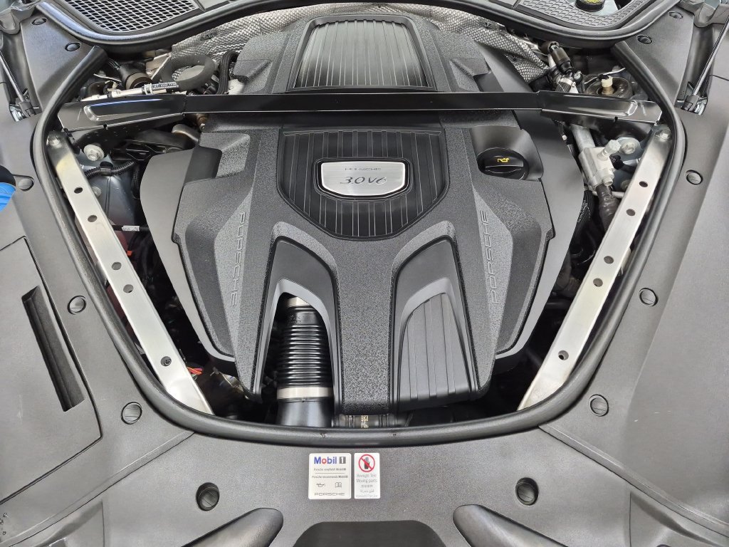 Used 2019 Porsche Panamera 4 AWD/4WD image 32