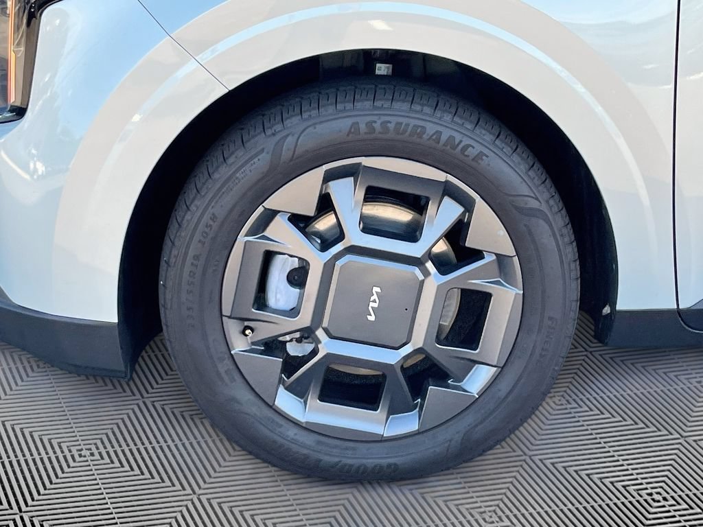 Certified 2026 Kia Carnival EX FWD image 11