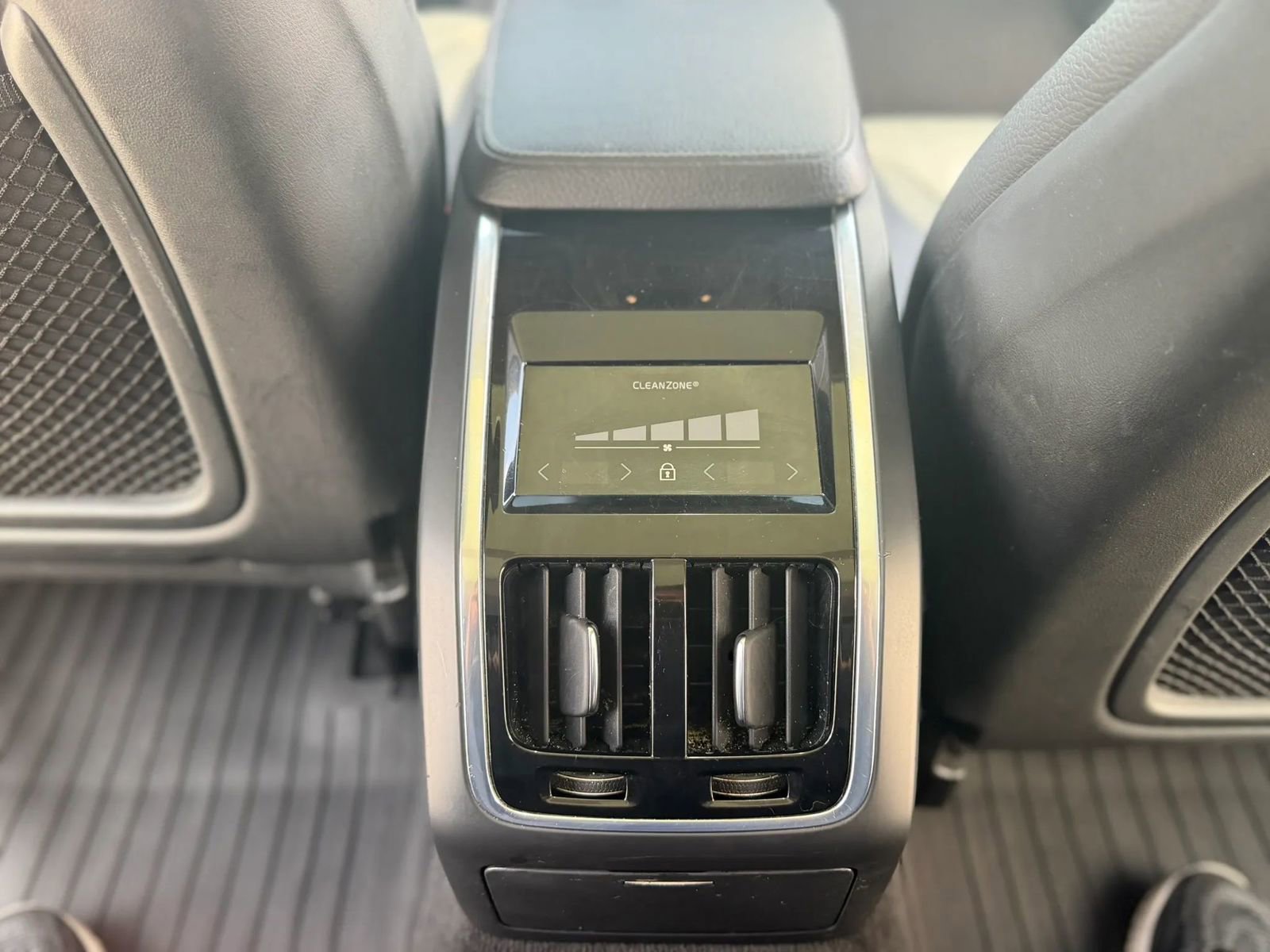 Used 2018 Volvo S90 T5 Momentum w/ Convenience Package FWD image 28
