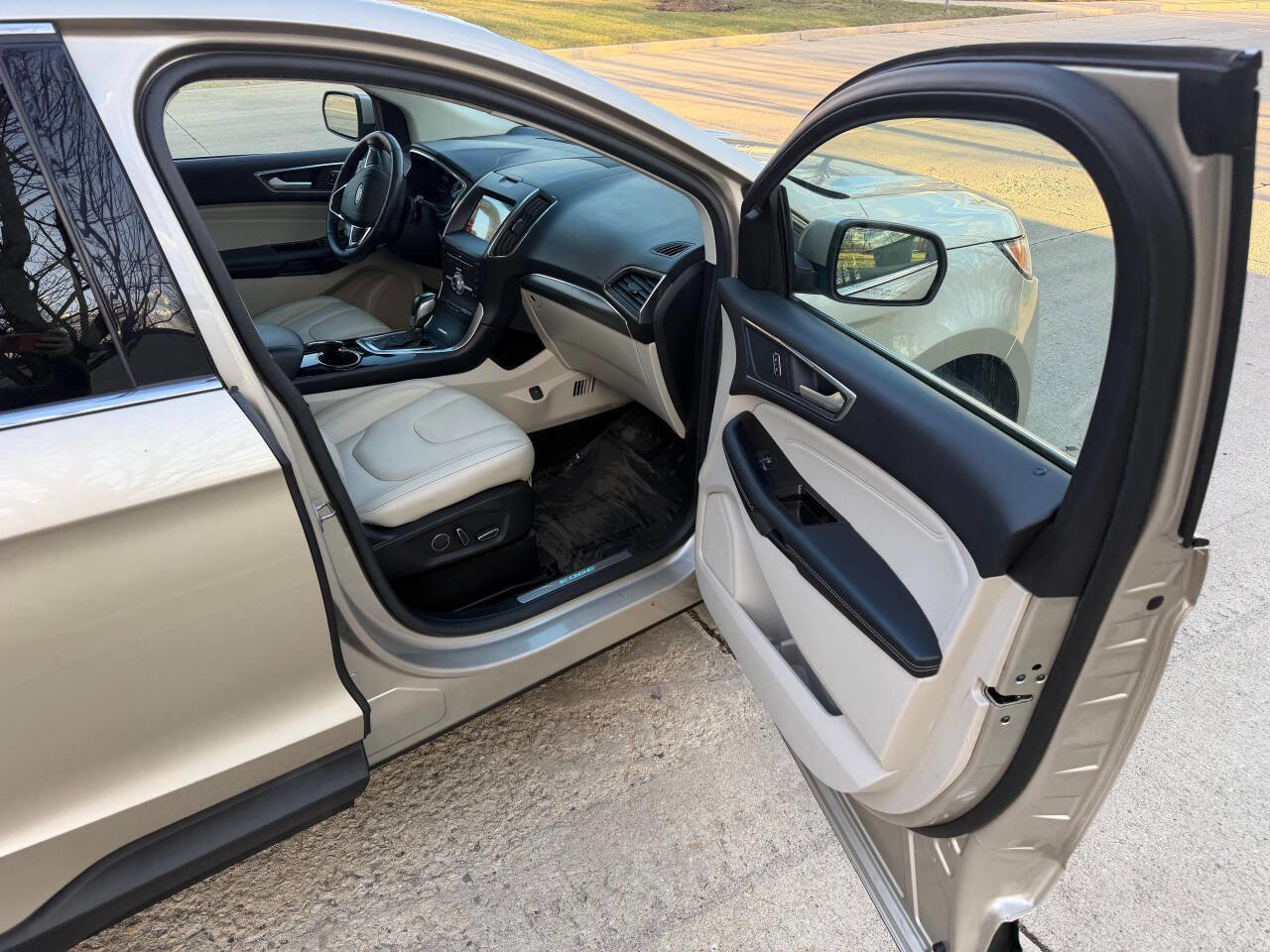 Used 2018 Ford Edge Titanium w/ Ford Safe & Smart Package image 25