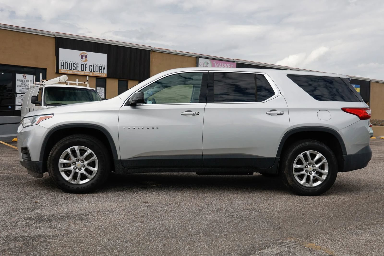 Used 2018 Chevrolet Traverse LS FWD image 2