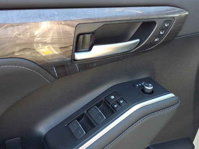 Used 2023 Toyota Highlander Limited AWD/4WD image 15