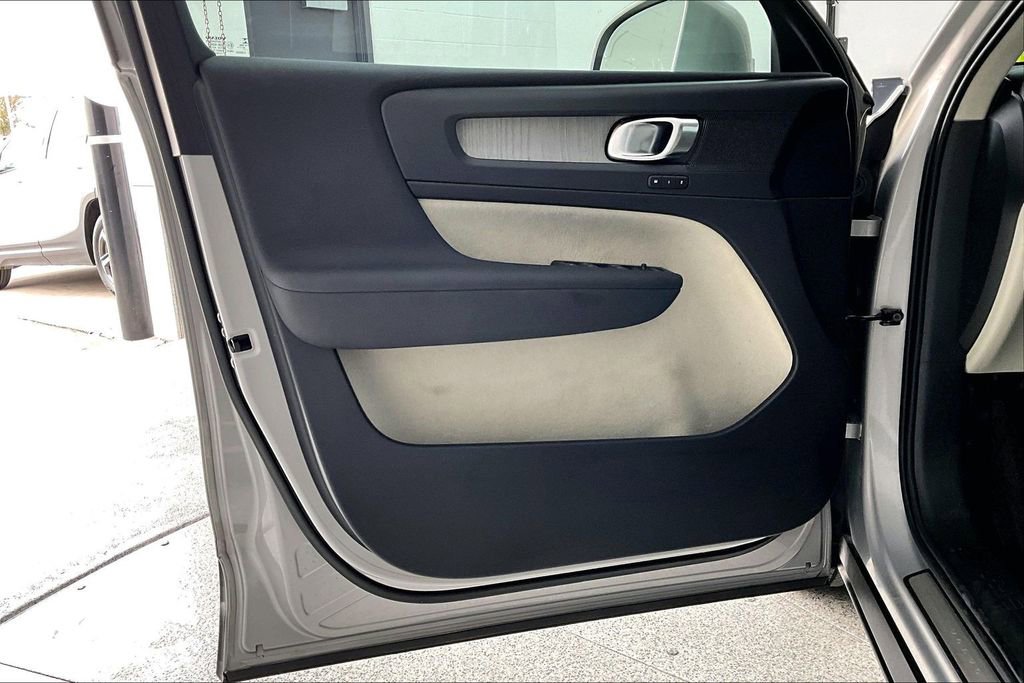 Certified 2023 Volvo XC40 B5 Plus image 24
