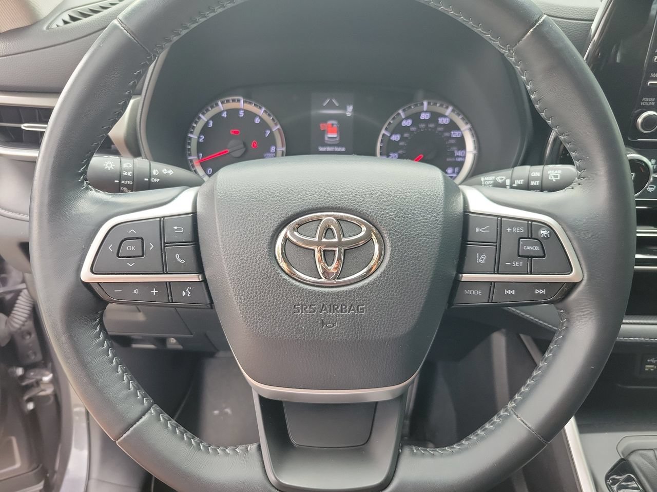 Used 2022 Toyota Highlander LE FWD image 19