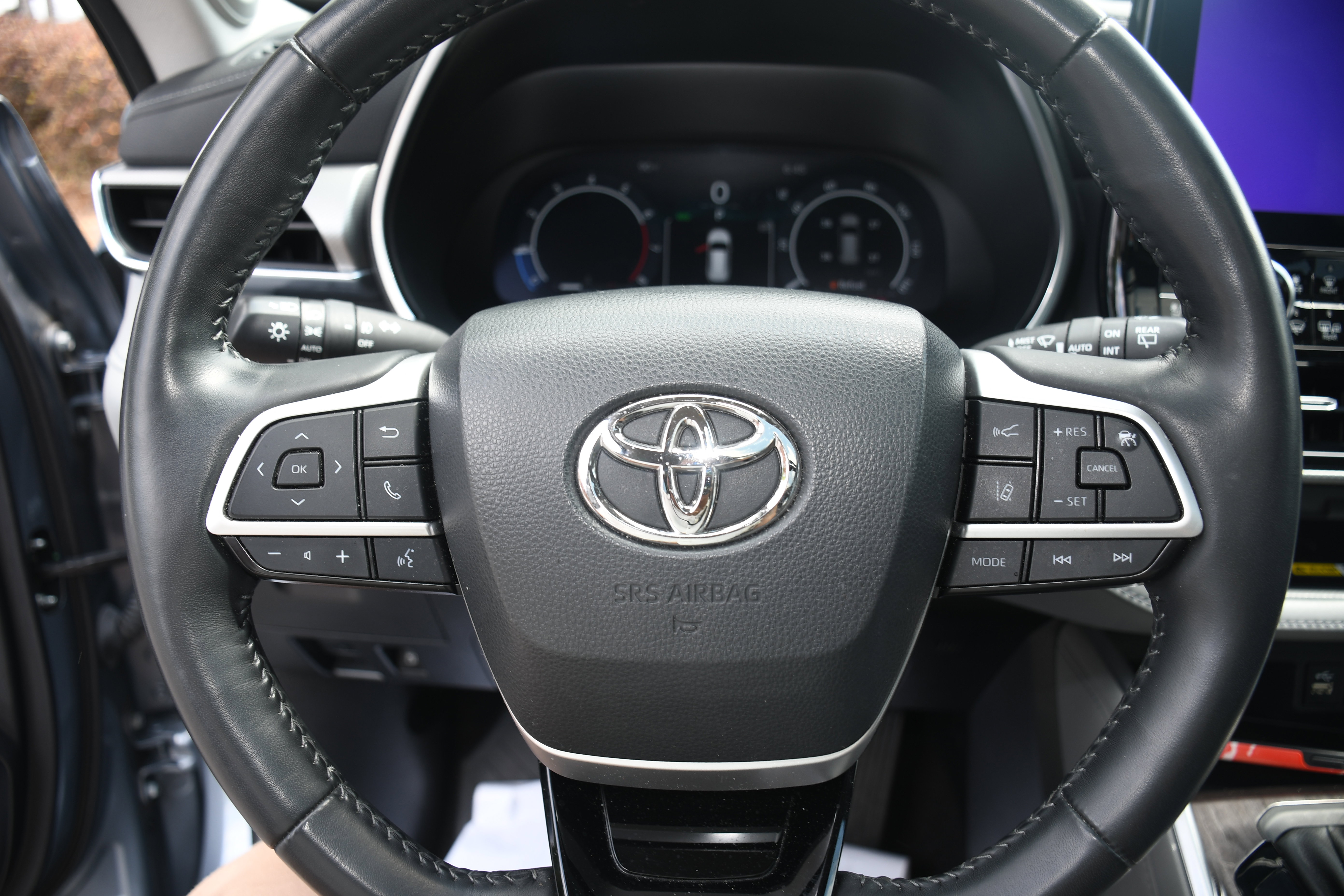 Used 2023 Toyota Highlander Platinum FWD image 14