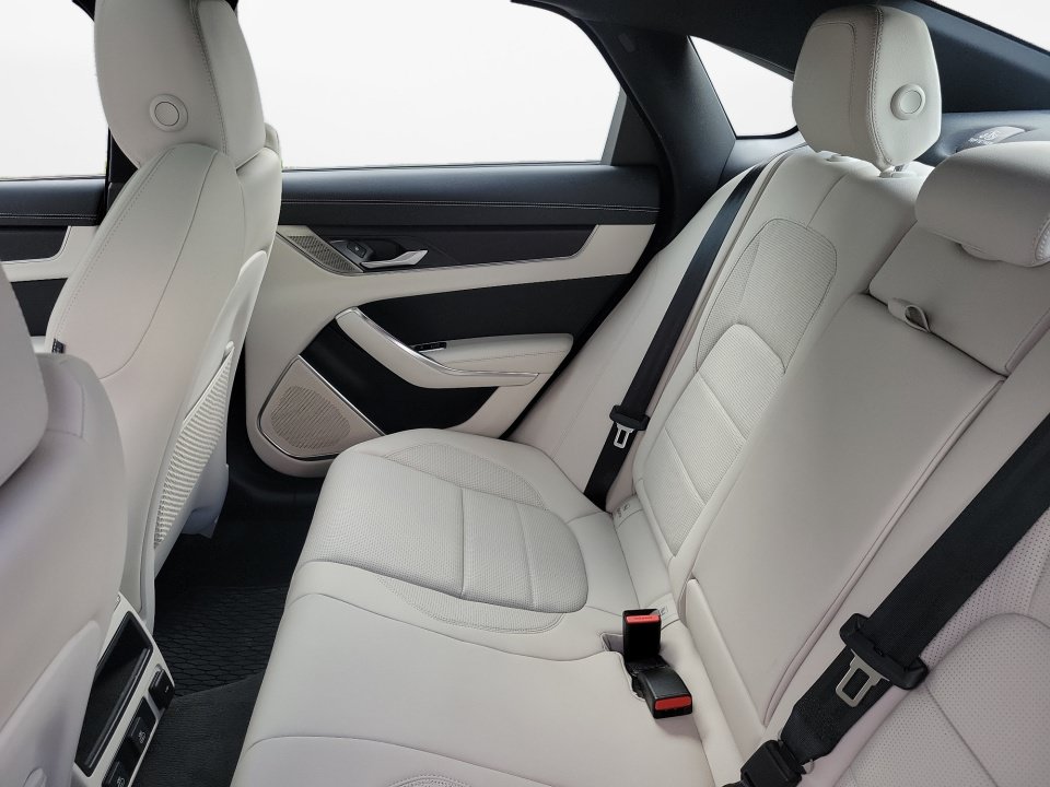 Used 2024 Jaguar XF R-Dynamic SE AWD/4WD image 13