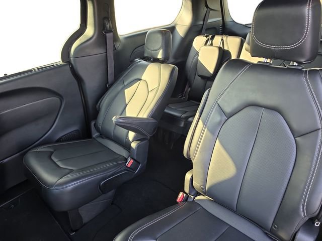 Used 2025 Chrysler Pacifica Select FWD image 12