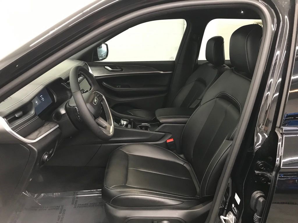 Used 2025 Jeep Grand Cherokee Limited image 12