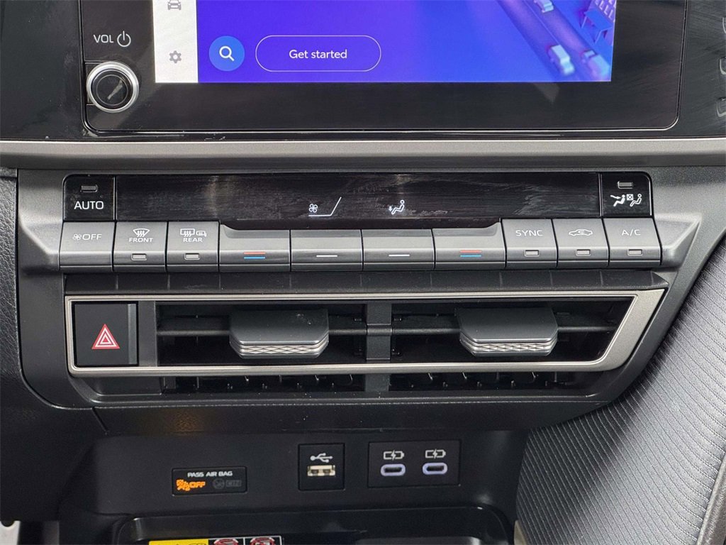 Used 2025 Toyota Camry SE image 5