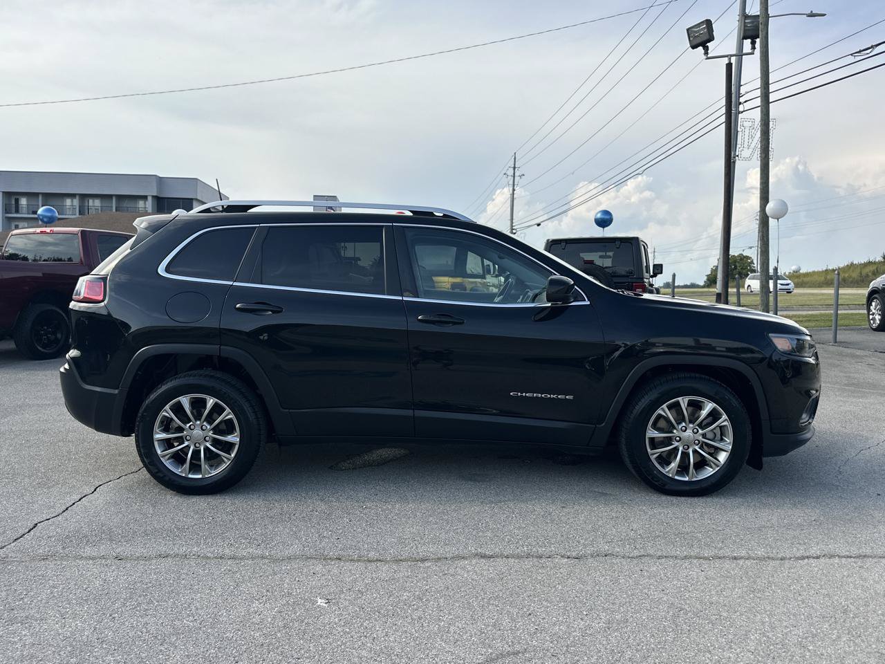 Used 2019 Jeep Cherokee Latitude Plus w/ Comfort/Convenience Group FWD image 3