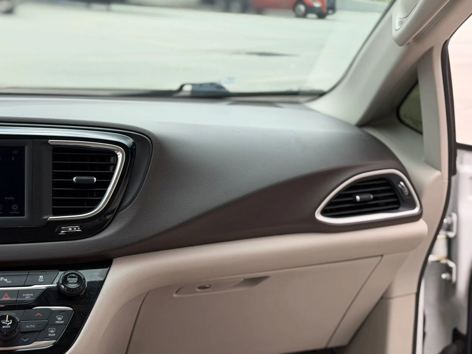 Used 2020 Chrysler Pacifica Touring-L FWD image 29