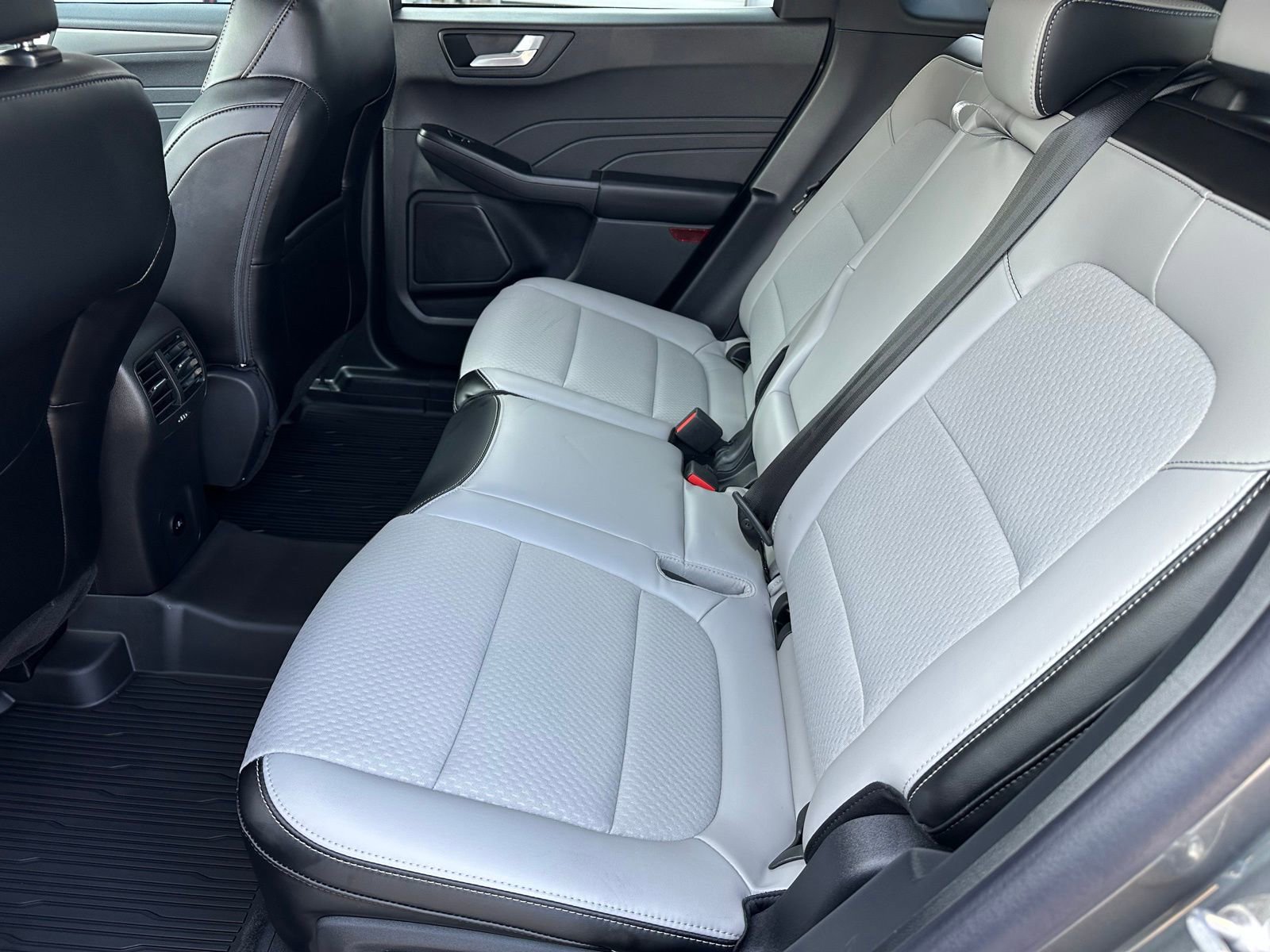 Used 2025 Ford Escape SE image 24