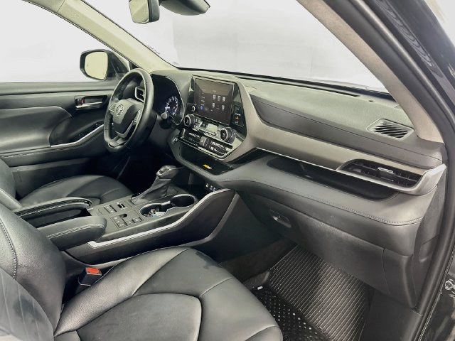 Used 2023 Toyota Highlander XLE AWD/4WD image 30