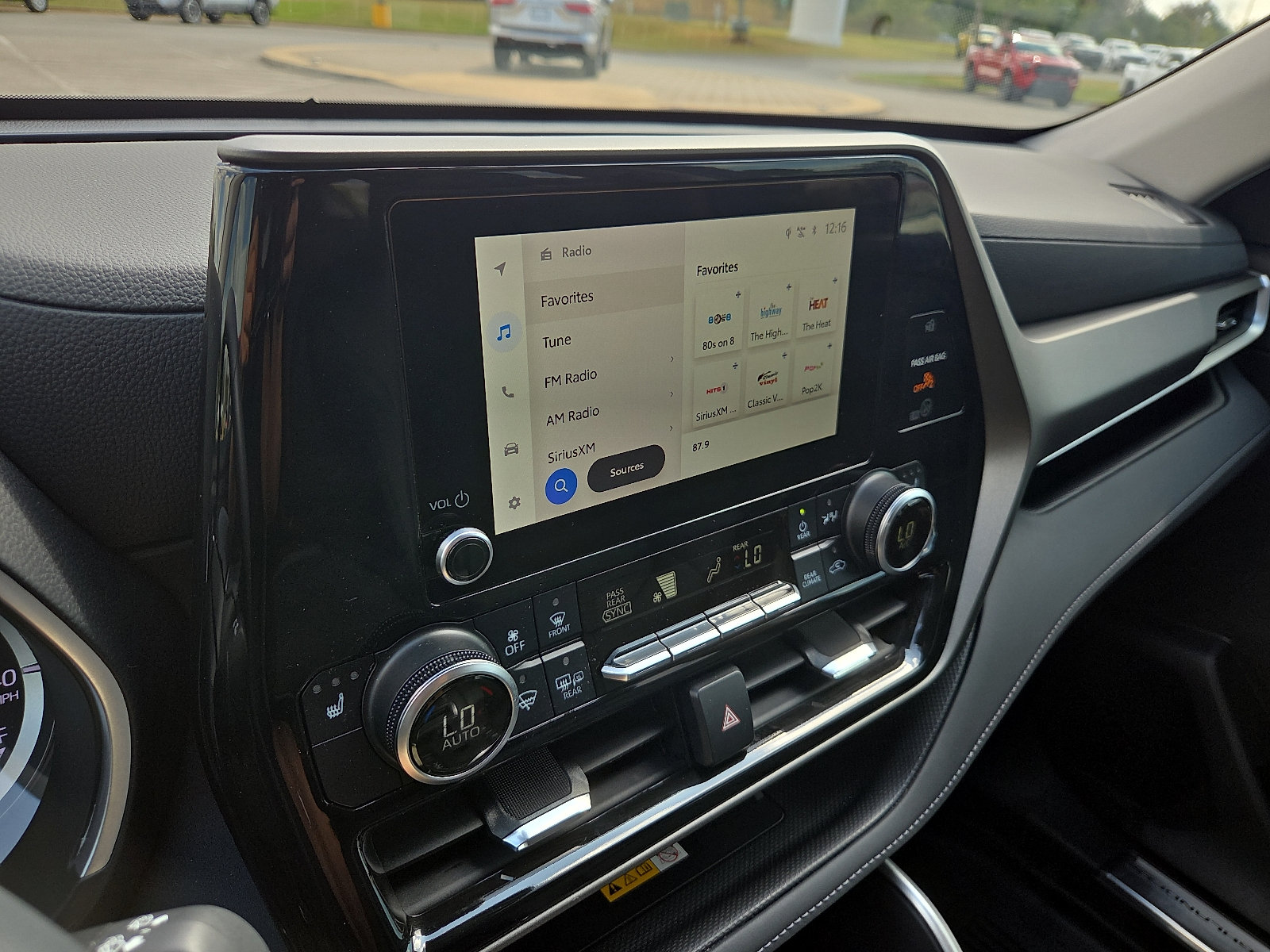 Used 2024 Toyota Highlander XLE AWD/4WD image 18