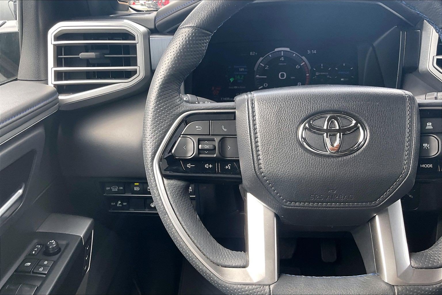 Used 2025 Toyota Sequoia Platinum AWD/4WD image 17