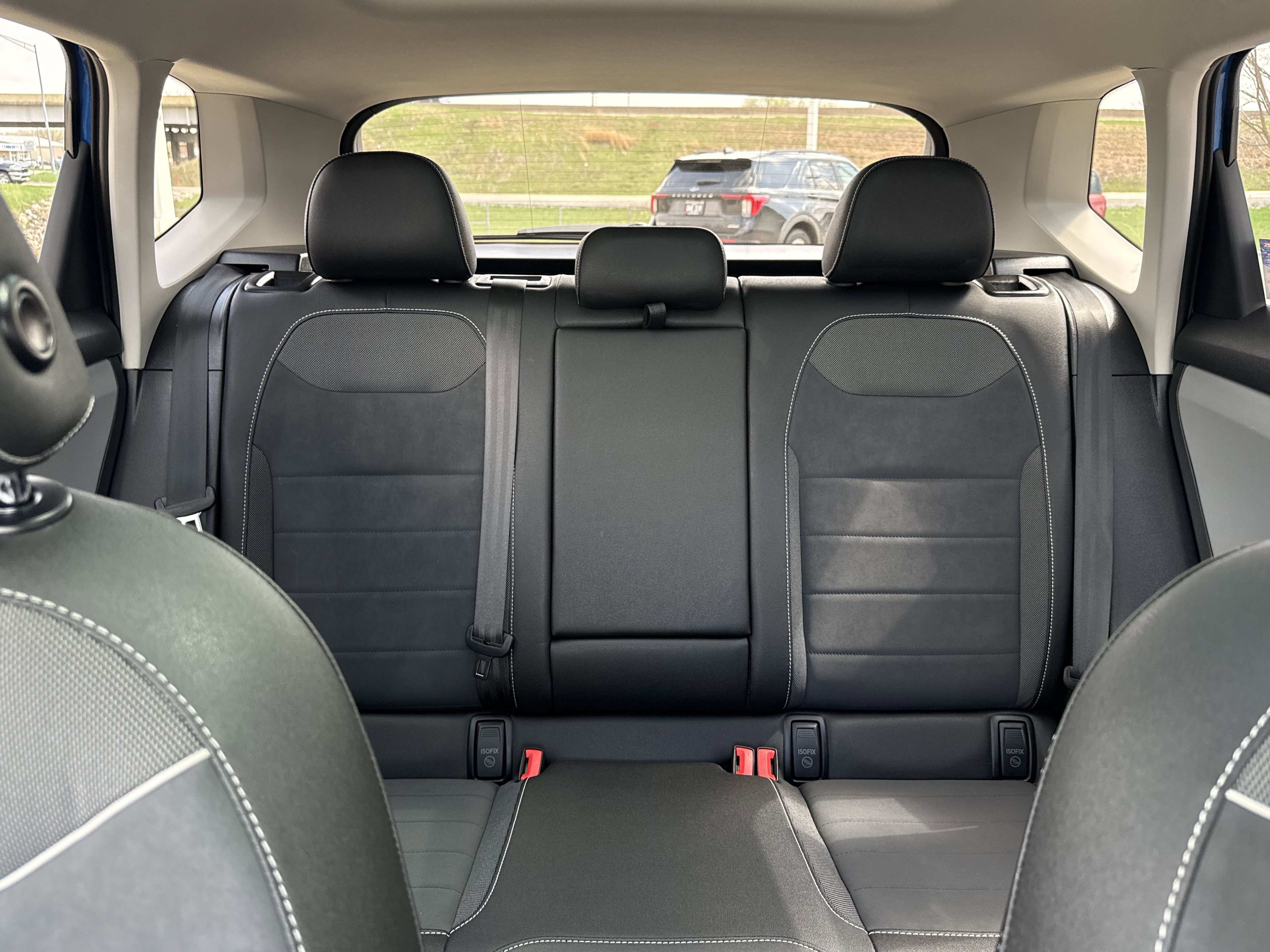 Used 2024 Volkswagen Taos SE w/ Panoramic Sunroof Package AWD/4WD image 8