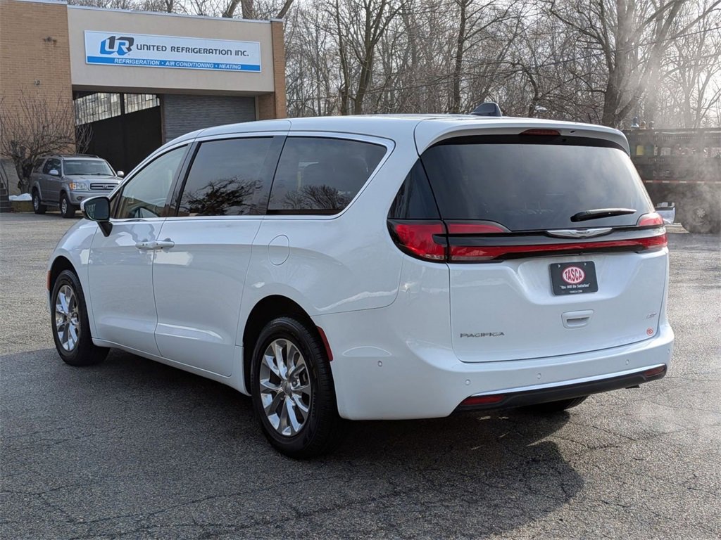 Certified 2023 Chrysler Pacifica Touring-L image 6