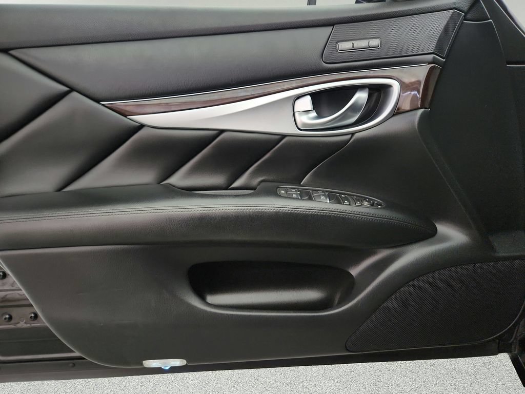 Used 2018 INFINITI Q70 Luxe w/ Proactive Package AWD/4WD image 22