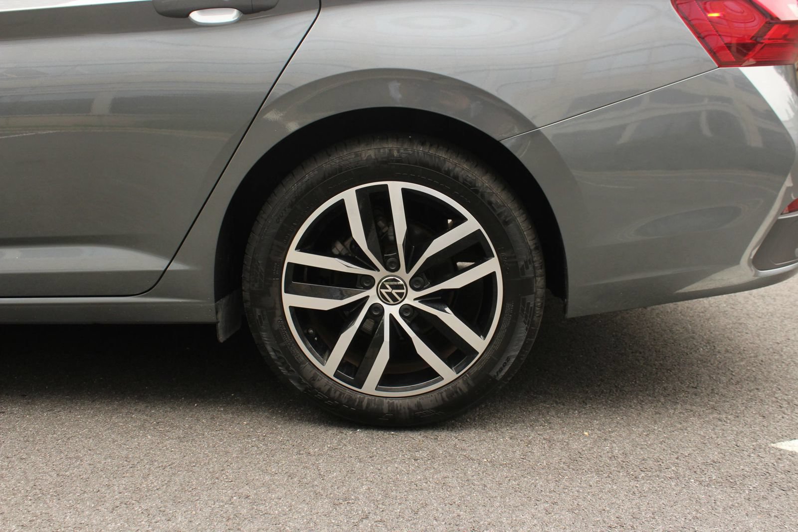 Used 2025 Volkswagen Jetta SE FWD image 10