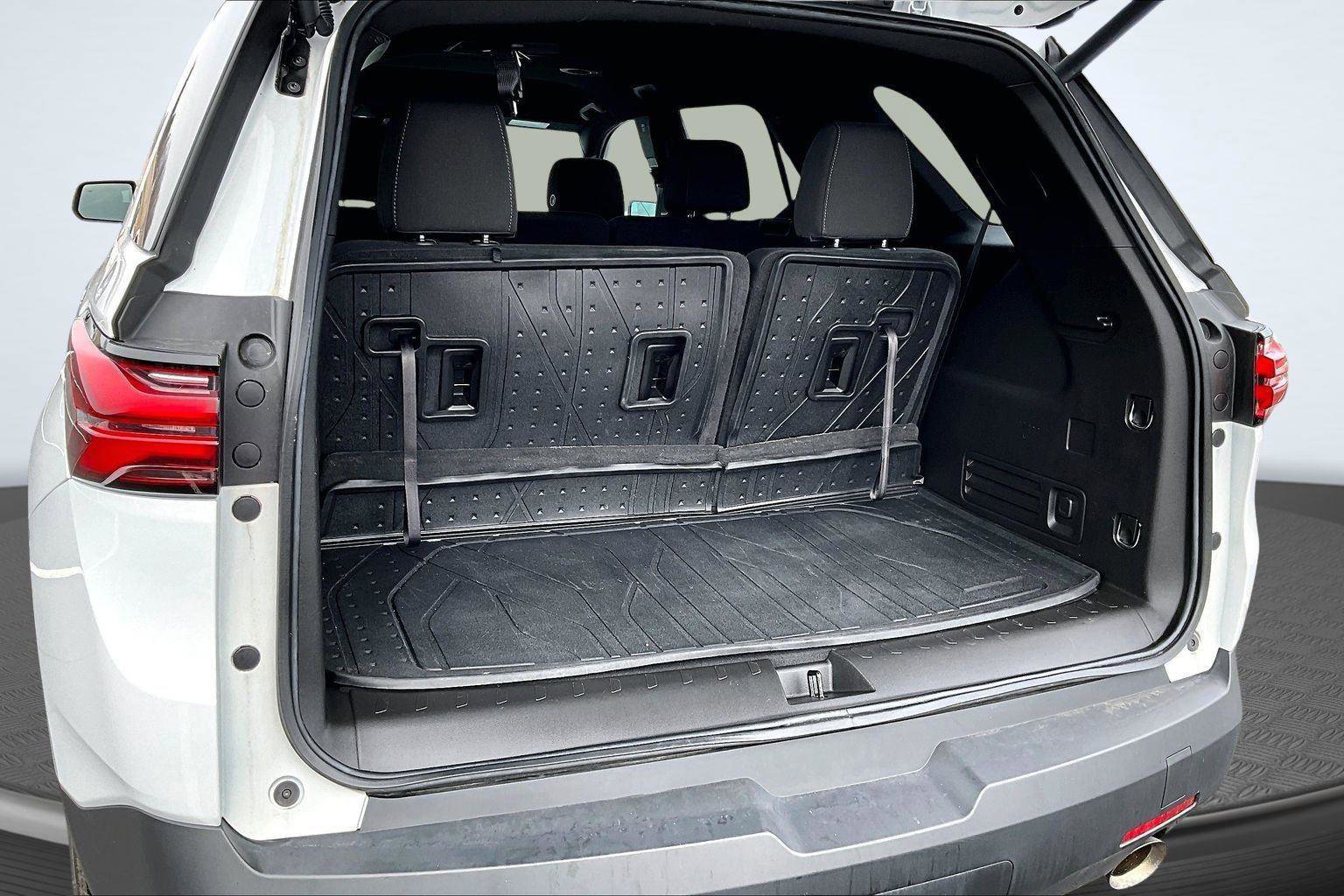 Used 2023 Chevrolet Traverse LT w/ Midnight/Sport Edition image 5