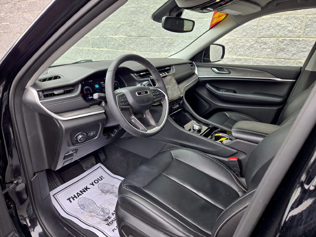 Used 2023 Jeep Grand Cherokee Limited w/ Black Appearance Package AWD/4WD image 13