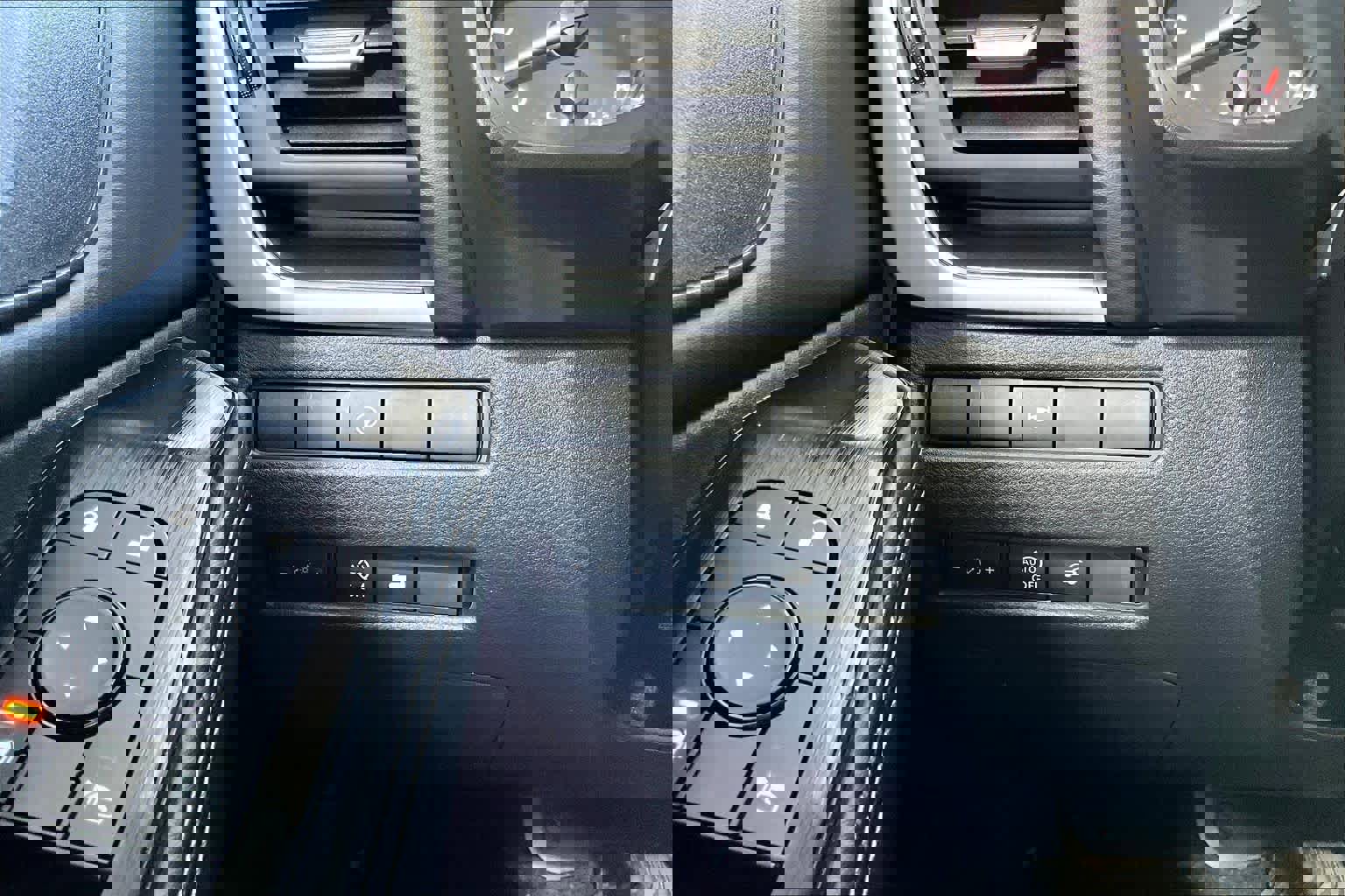 Used 2023 Nissan Rogue SV w/ SV Premium B Package image 35