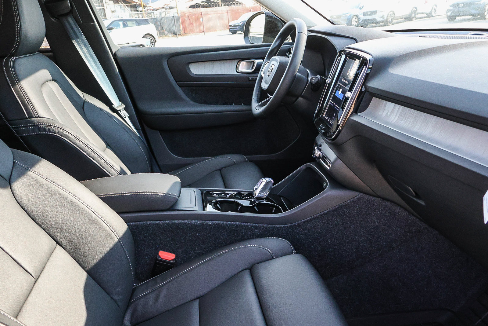 Used 2026 Volvo XC40 B4 Plus w/ Climate Package FWD image 17