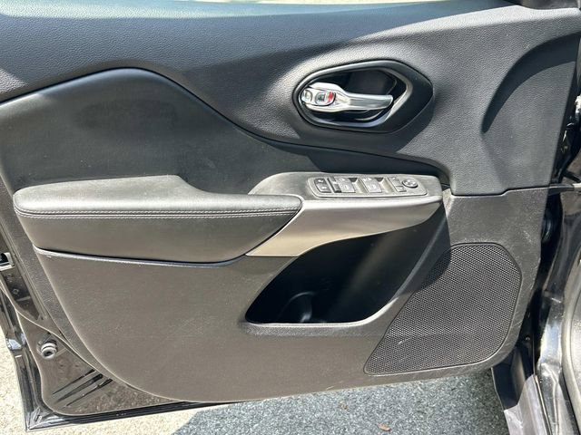 Used 2022 Jeep Cherokee Latitude Lux w/ Mopar Interior Package FWD image 18
