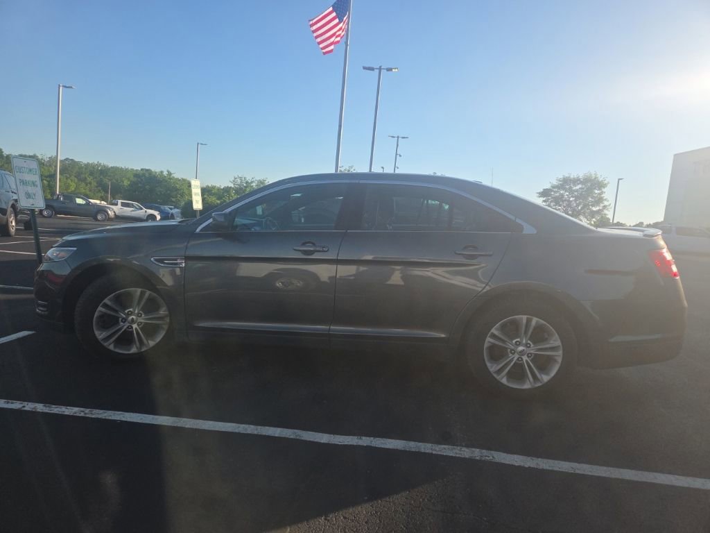 Used 2018 Ford Taurus SEL w/ Equipment Group 201A AWD/4WD image 4