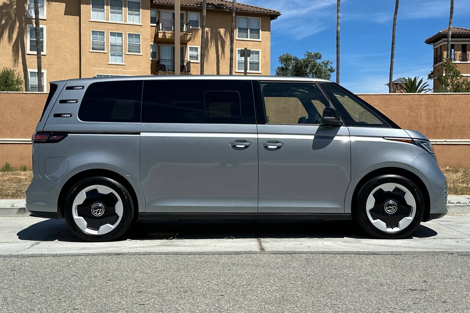 New 2025 Volkswagen ID. Buzz Pro S RWD image 3