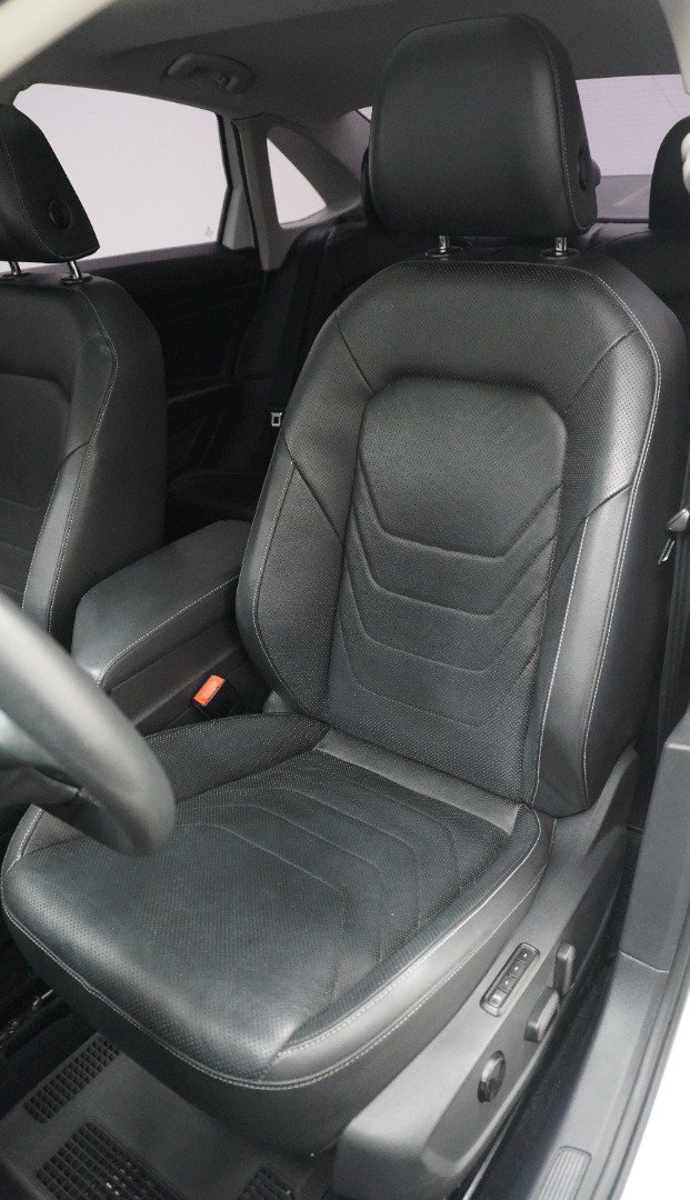 Used 2020 Volkswagen Jetta SEL Premium FWD image 4