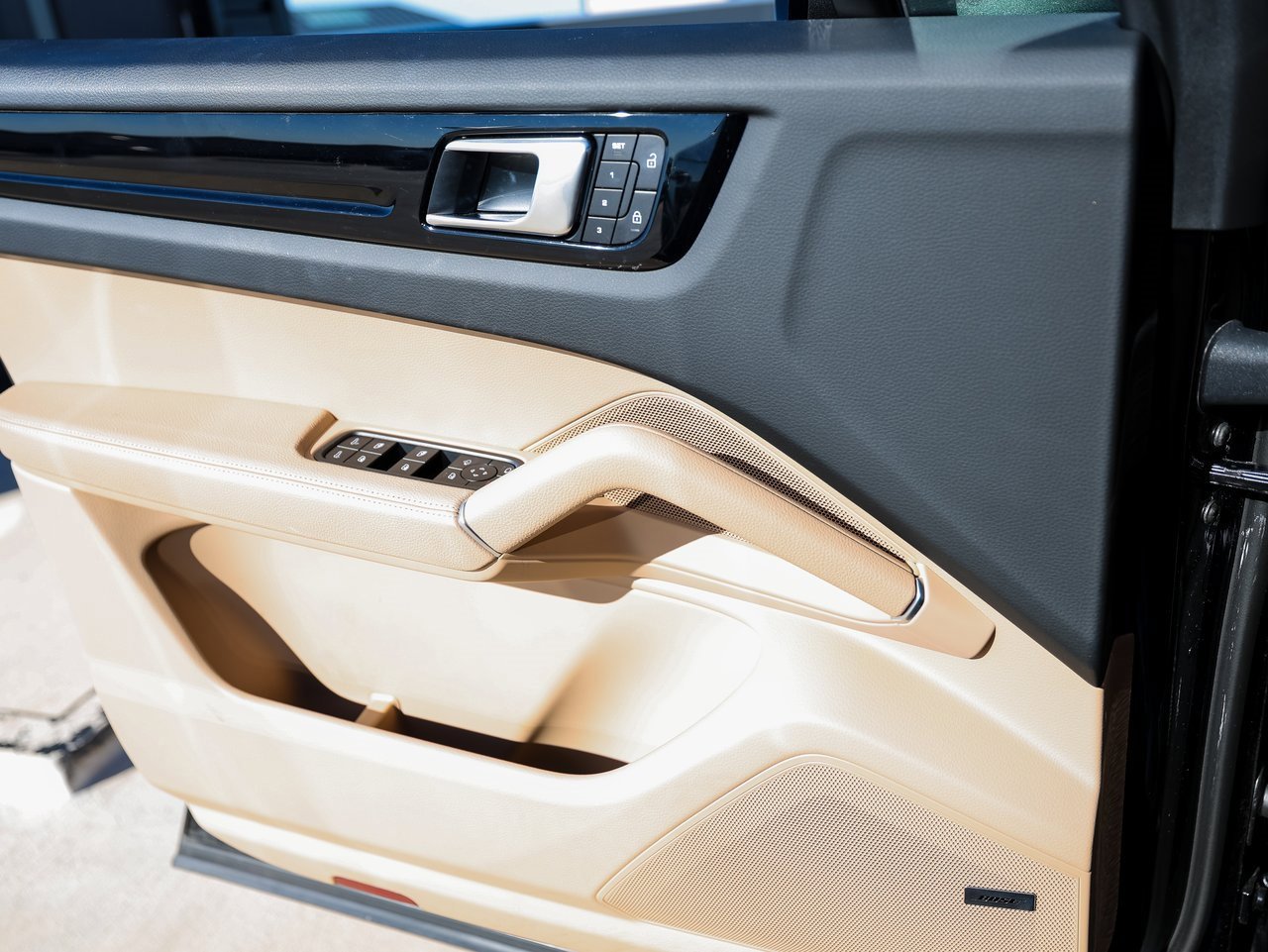 Certified 2023 Porsche Cayenne Platinum Edition image 23