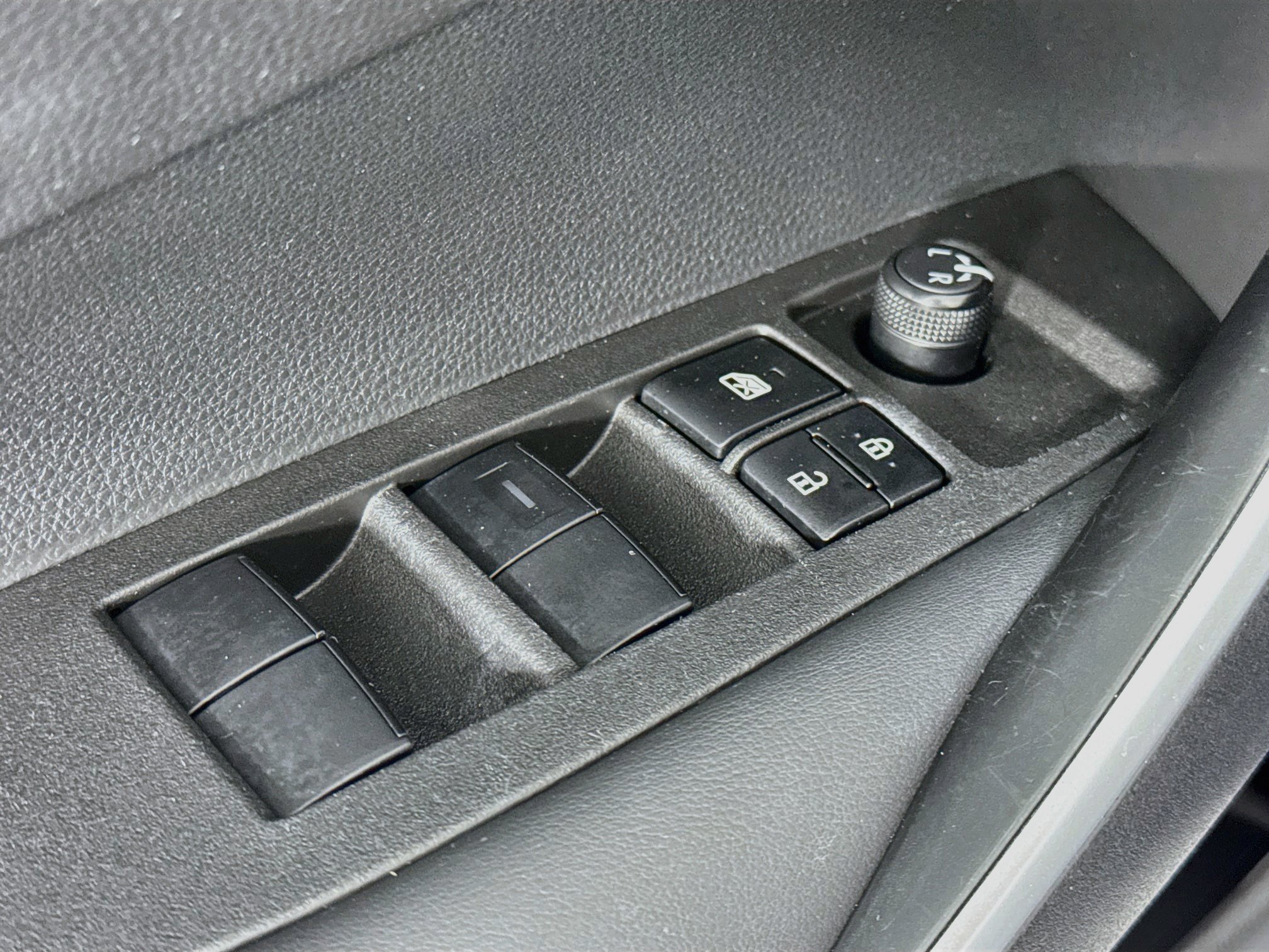 Used 2022 Toyota Corolla SE w/ Carpet Mat Package (TMS) FWD image 17