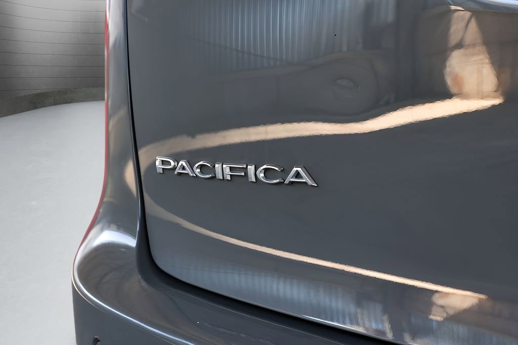 Used 2025 Chrysler Pacifica Select image 18