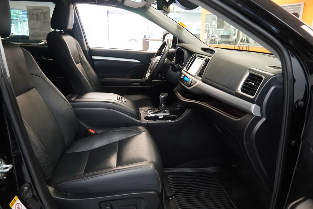 Used 2019 Toyota Highlander XLE AWD/4WD image 40