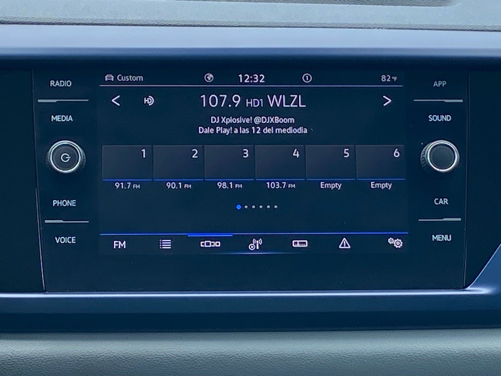 Certified 2023 Volkswagen Taos SE AWD/4WD image 6